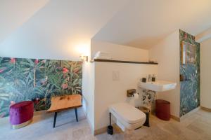 a bathroom with a toilet and a sink at Design Apartments - "Villa Arnim" in Potsdam