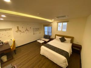Postel nebo postele na pokoji v ubytování Kenting Heng-Chung Art Hostel