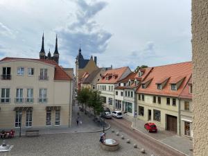 vista su una città con edifici e su una strada di Restaurant & Pension Stadtscheune a Köthen
