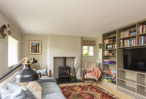 - un salon avec un canapé et une cheminée dans l'établissement Manor Farmhouse, à Dorchester