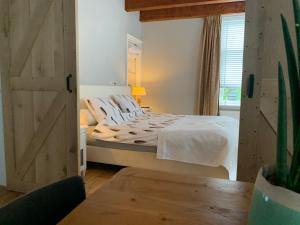 Postel nebo postele na pokoji v ubytování "De Walvisch", appartement in authentieke boerderij