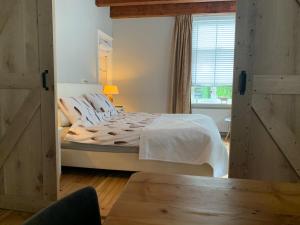 Postel nebo postele na pokoji v ubytování "De Walvisch", appartement in authentieke boerderij