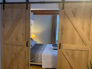 Postel nebo postele na pokoji v ubytování "De Walvisch", appartement in authentieke boerderij
