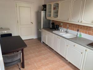 Kuchyň nebo kuchyňský kout v ubytování "De Walvisch", appartement in authentieke boerderij