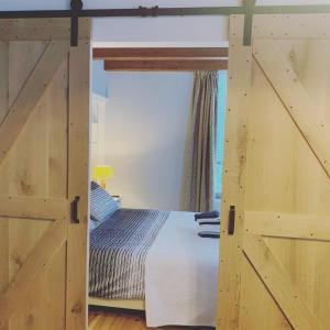 Postel nebo postele na pokoji v ubytování "De Walvisch", appartement in authentieke boerderij