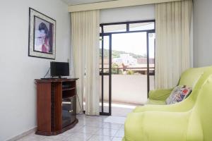 Televisyen dan/atau pusat hiburan di Cobertura Duplex na Prainha com Churrasqueira