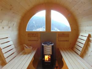 una vista interior de una sauna con ventana en Hotel Garni la Stua, en Selva di Cadore