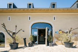 una entrada a un edificio con árboles delante de él en Restauberge Peitry, en Roodt-sur-Syre