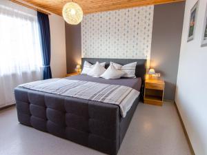 ハウザッハにあるVordersbergerhofのベッドルーム1室(大型ベッド1台、大型ヘッドボード付)