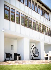 un edificio con sillas delante en A Casa da Botica en Samos