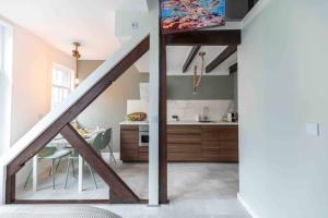 Kuchyň nebo kuchyňský kout v ubytování Vitamin Sea Double floor Loft Scheveningen The Hague family