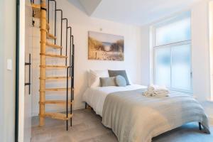 Postel nebo postele na pokoji v ubytování Vitamin Sea Double floor Loft Scheveningen The Hague family