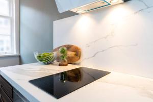 Kuchyň nebo kuchyňský kout v ubytování Vitamin Sea Double floor Loft Scheveningen The Hague family