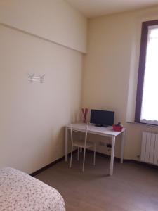 Zimmer mit einem Schreibtisch und einem Computer darauf in der Unterkunft La Casa Nel Verde 2 in Bologna