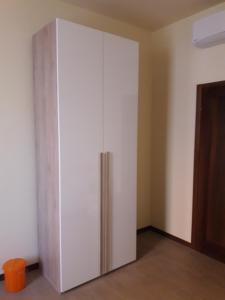 einen großen weißen Schrank in einem Zimmer mit in der Unterkunft La Casa Nel Verde 2 in Bologna