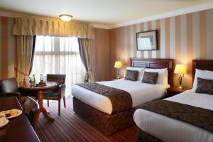 Un pat sau paturi într-o cameră la Dingle Skellig Hotel
