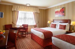 Un pat sau paturi într-o cameră la Dingle Skellig Hotel