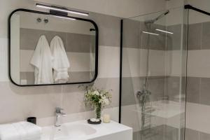 Koupelna v ubytování Pasaje Zamora Apartamentos + 37 fotografií