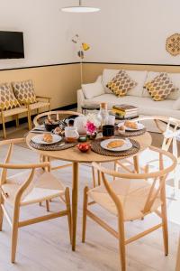 een tafel met eten in de woonkamer bij Pasaje Zamora Apartamentos in Sevilla