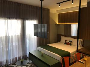 een hotelkamer met een bed, een tafel en stoelen bij 360 VN Capote Valente by Housi in Sao Paulo +114 foto's