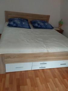 Ένα ή περισσότερα κρεβάτια σε δωμάτιο στο Pieschen Hertz _toller Preis