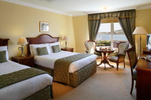 Un pat sau paturi într-o cameră la Dingle Skellig Hotel