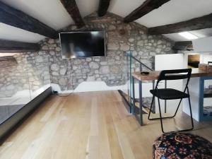 TV a/nebo společenská místnost v ubytování LOFT in PIAZZA con soppalco