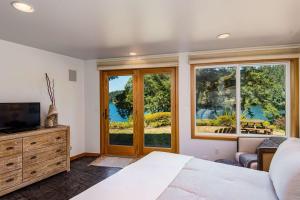 - une chambre avec un lit et une grande fenêtre dans l'établissement Cedar Point Mercer Lakehouse, à Florence