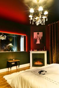 - une chambre avec un lit et une cheminée dans l'établissement MoonLOVE, SPA/Sauna et Jacuzzi privés, charme et détente., à Nancy