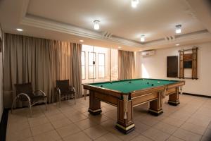 Biliár nebo kulečník v ubytování Golden Ingá Hotel