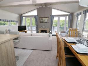 ein Wohnzimmer mit einem Sofa und einem Tisch in der Unterkunft 44 Heritage Park in Narberth