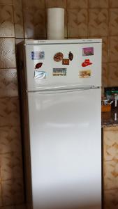 einen weißen Kühlschrank mit Magneten darüber in der Unterkunft Casa preciosas vistas, ubicada en medio del Parque Natural de REDES, Asturias in Caso
