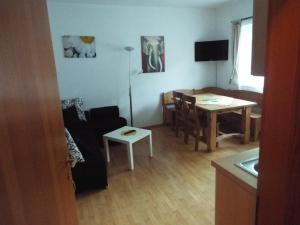 ein Wohnzimmer mit einem Sofa und einem Tisch in der Unterkunft Ferienwohnung "Die 14" in Steinach am Brenner