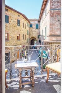 una mesa en el balcón de un edificio en Casa Lina en Lucignano