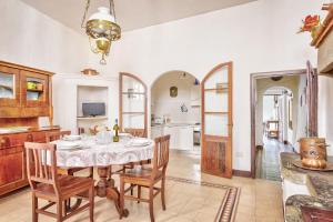 cocina y comedor con mesa y sillas en Casa Lina en Lucignano