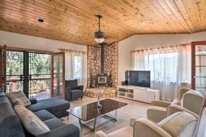 un salon avec un canapé et une télévision dans l'établissement Cozy Pine Mountain Cabin Hike, Bike, Fish Nearby!, à Pine Mountain Club