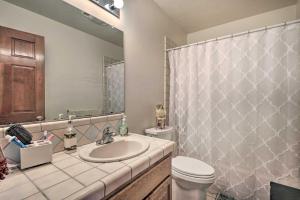 une salle de bain avec un lavabo, des toilettes et un miroir dans l'établissement Cozy Pine Mountain Cabin Hike, Bike, Fish Nearby!, à Pine Mountain Club 16 autres photos