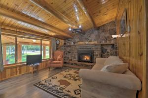ein Wohnzimmer mit einem Steinkamin und einem Sofa in der Unterkunft Cozy WY Home Rivers, Lakes, Mountains, Wildlife in Pinedale