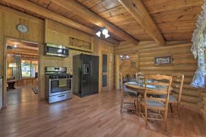 eine Küche und ein Esszimmer mit einem Tisch und einem Herd in der Unterkunft Cozy WY Home Rivers, Lakes, Mountains, Wildlife in Pinedale