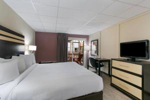 Tempat tidur dalam kamar di Eisenhower Hotel and Conference Center