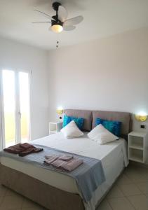 a bedroom with a large bed with a ceiling fan at Residence Por Do Sol, Praia Cabral, Boa Vista, Cape Verde, FREE WI-FI in Sal Rei