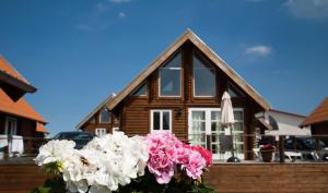 a bunch of flowers in front of a house at Emmerbølle Luksushytter med havudsigt in Tranekær