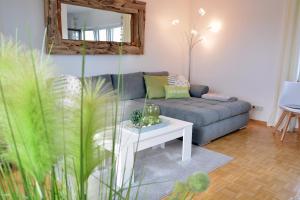 un soggiorno con un divano e un tavolo di Lakeview Penthouse a Meersburg Altre 52 foto