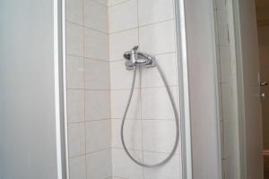 Un baño de Timeless Red 1BR Apartment - Great for Longstays
