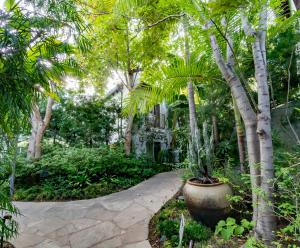 En have udenfor Sunset Marquis Hotel