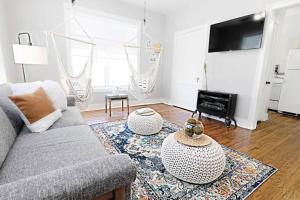 TV a/nebo společenská místnost v ubytování Global Cup Dallas Native, Lower-Greenville Ave Area