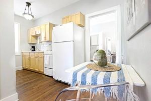 Kuchyň nebo kuchyňský kout v ubytování Global Cup Dallas Native, Lower-Greenville Ave Area