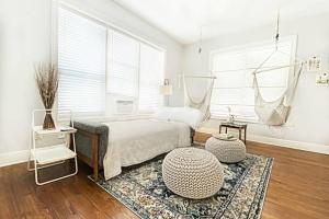 Postel nebo postele na pokoji v ubytování Global Cup Dallas Native, Lower-Greenville Ave Area