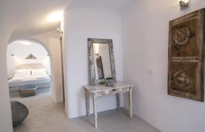 Postel nebo postele na pokoji v ubytování Theodora Suites