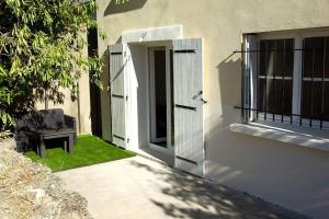 - un bâtiment avec une porte ouverte et une fenêtre dans l'établissement Appartement Arles 35 m2, à Arles